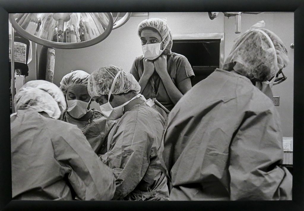 Infirmière épuisée, après des heures au bloc opératoire (Denver en 1982)